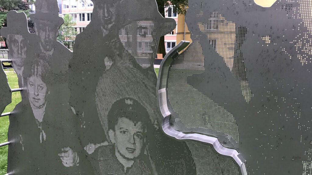 Gedenkstele im Schlosspark der Stadt Coesfeld – Edelstahl von Rohr- und Metallbau Busch