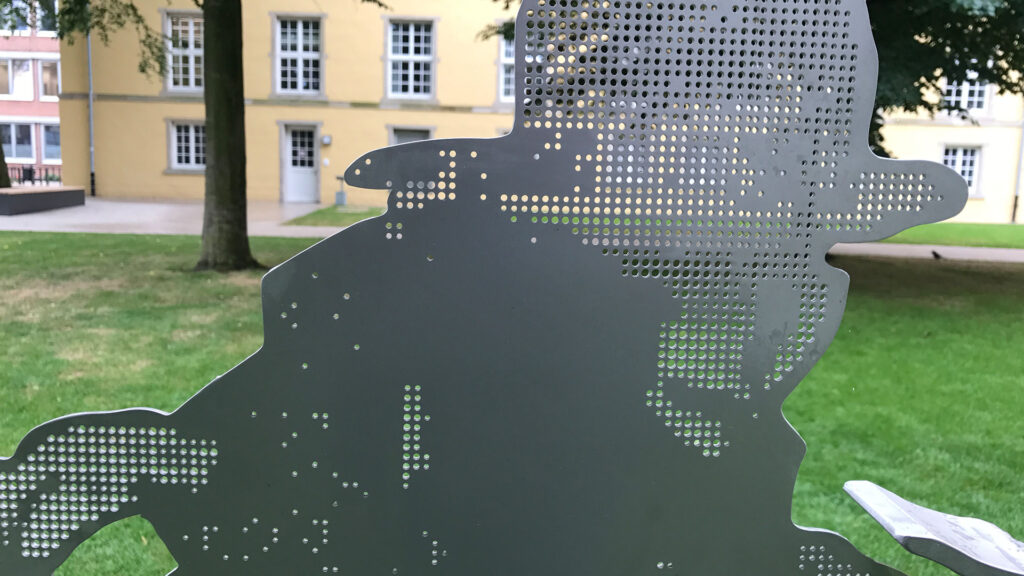 Gedenkstele im Schlosspark der Stadt Coesfeld – Edelstahl von Rohr- und Metallbau Busch