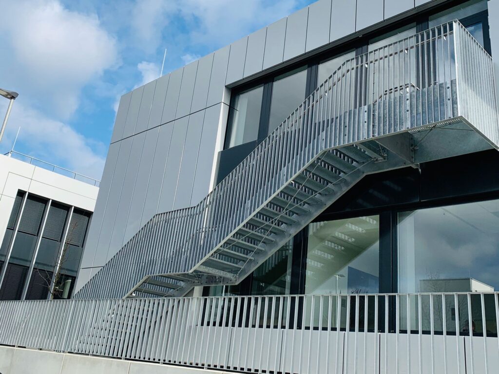 Laborgebäude Universitätsklinikum Düsseldorf – Metallbau von Rohr- und Metallbau Busch
