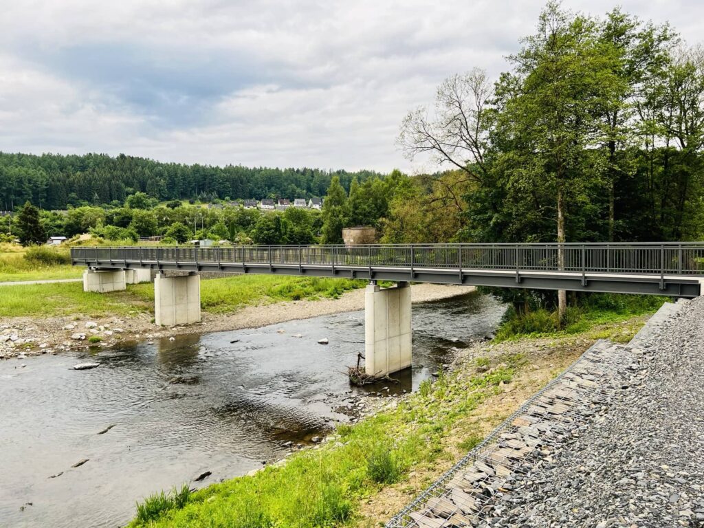 Fuß- und Radwegbrücke Finnentrop – Stahlbau von Rohr- und Metallbau Busch