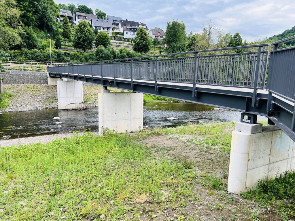Fuß- und Radwegbrücke Finnentrop – Stahlbau von Rohr- und Metallbau Busch