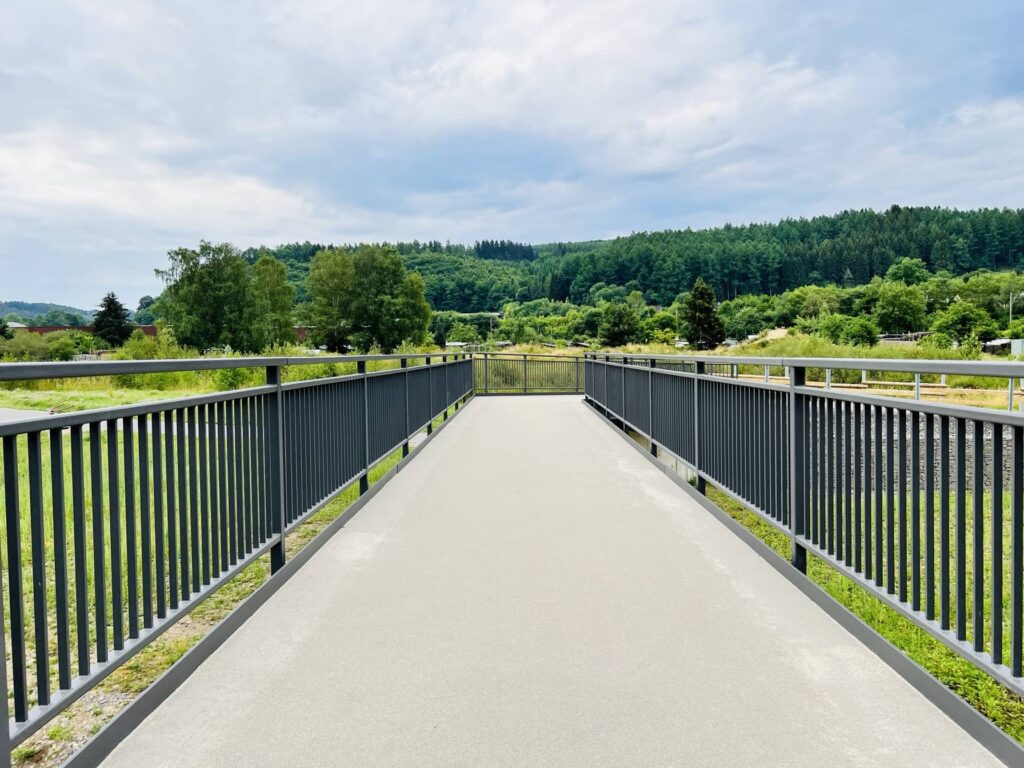 Fuß- und Radwegbrücke Finnentrop – Stahlbau von Rohr- und Metallbau Busch