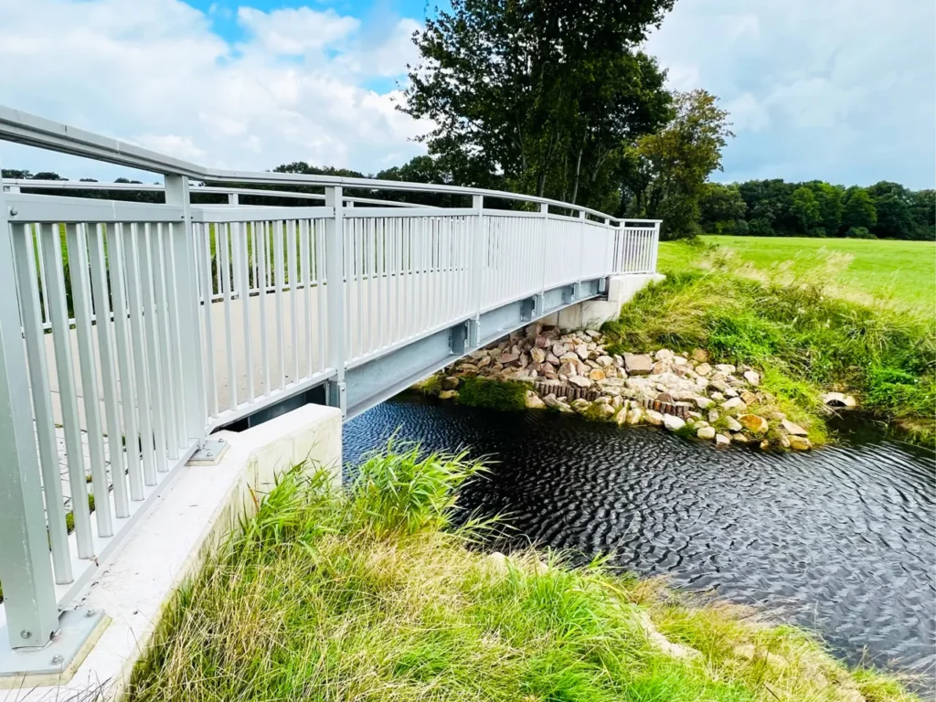 Geh- und Radwegbrücke Rhauderfehn – Stahlbau von Rohr- und Metallbau Busch