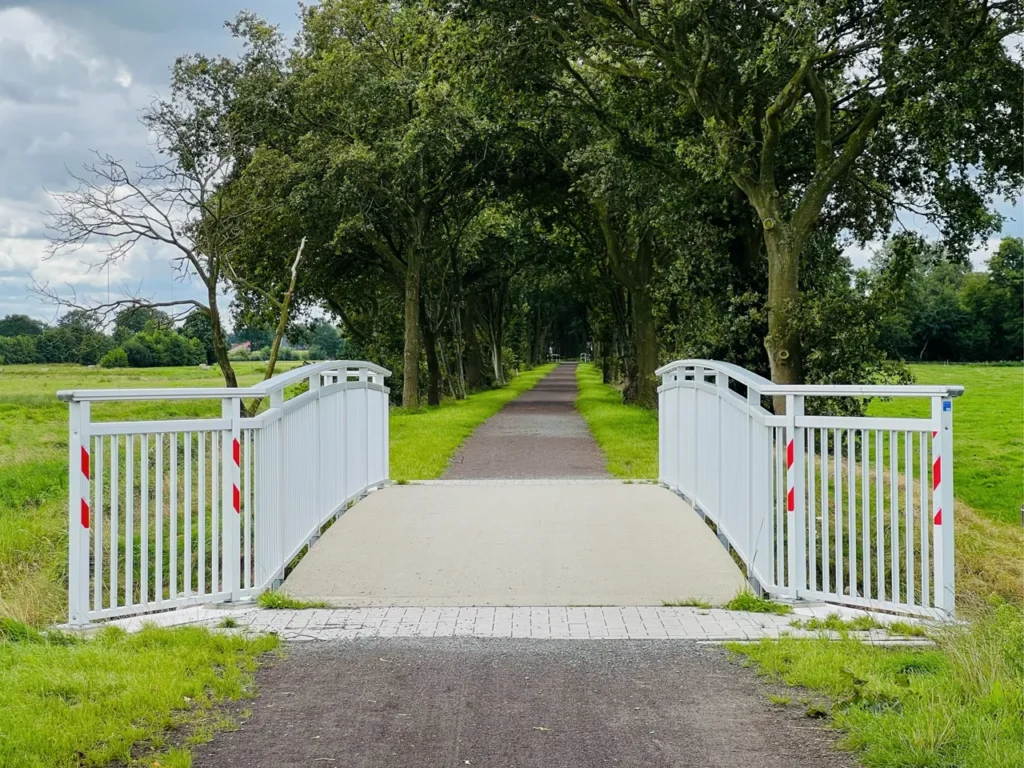 Geh- und Radwegbrücke Rhauderfehn – Stahlbau von Rohr- und Metallbau Busch
