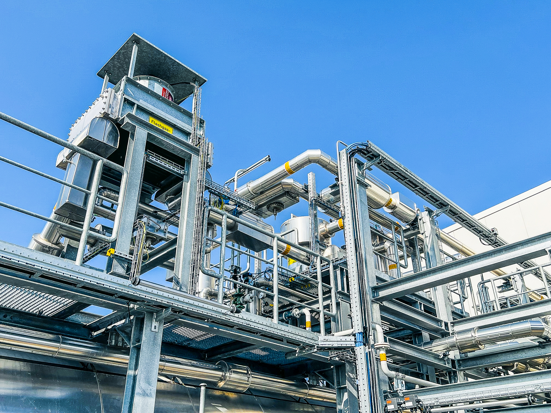 Erdgastrocknungsanlage Adorf Z17 und Z18 – errichtet für Neptune Energy, komplett mit Stahlbau, Rohrleitungen und Apparatebau nach LTS-Prinzip Erdgastrocknungsanlage mit komplexen Rohrleitungssystemen und industriellen Komponenten im Außenbereich.